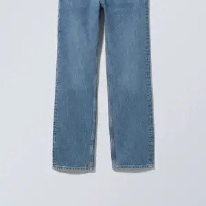 Säljer nu mina blåa raka jeans ifrån weekday. De är i modellen voyage high straight jeans.🤩🤩De är helt oanvända med lappen kvar, säljer då jag råkade köpa två likadana💗