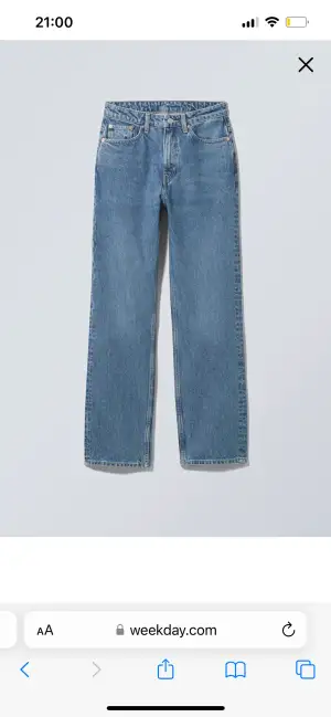 Säljer nu mina blåa raka jeans ifrån weekday. De är i modellen voyage high straight jeans.🤩🤩De är helt oanvända med lappen kvar, säljer då jag råkade köpa två likadana💗