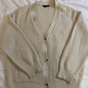 Beige kofta - Säljer pga använder inte längre och har en ungefär likadan kofta! Bra kvalitet och bra passform, är oversized.