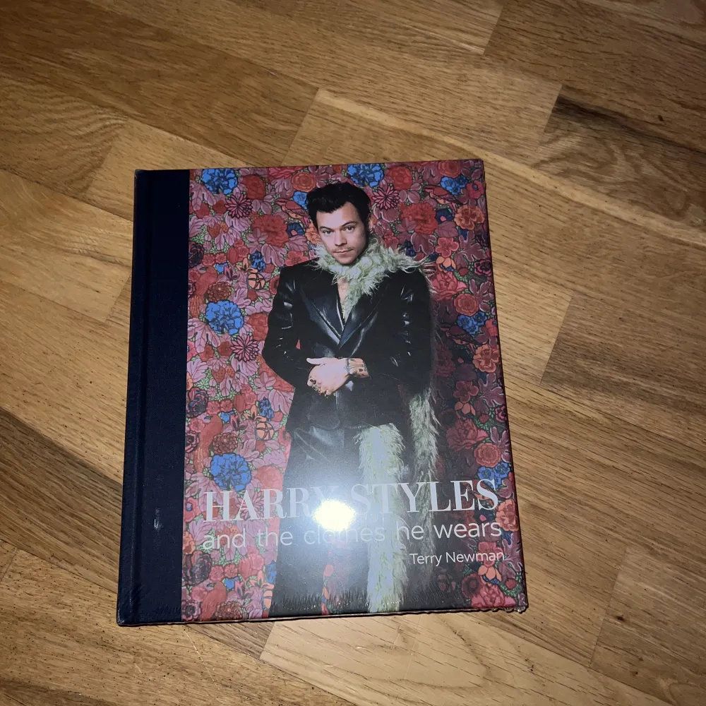 Jag säljer denna Harry Styles bok då jag råkade beställa två! Den är fortfarande kvar i plasten den kom i Bifogar en lånad bild på insidan så man ser hur upplägget är. Övrigt.