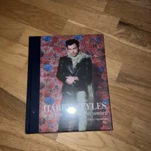 Jag säljer denna Harry Styles bok då jag råkade beställa två! Den är fortfarande kvar i plasten den kom i Bifogar en lånad bild på insidan så man ser hur upplägget är