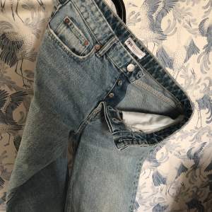 Säljer mina mid waist jeans från zara! I mycket bra skick, säljer då den tyvärr inte kommer till användning🫶 Hör av dig vid intresse eller frågor❤️❤️