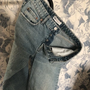 Mid waist zara💗 - Säljer mina mid waist jeans från zara! I mycket bra skick, säljer då den tyvärr inte kommer till användning🫶 Hör av dig vid intresse eller frågor❤️❤️