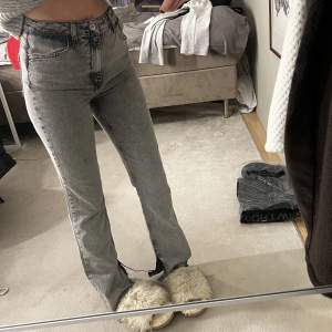 Säljer dessa superfina jeans från zara. På byxorna finns defekt på låret (syns på bild 1) därav priset. Jag är 165cm lång för jämförelse. Jeansen är använda ca 3 gånger. Köparen står för frakten. Tryck inte på köp direkt. 🫶🏽 