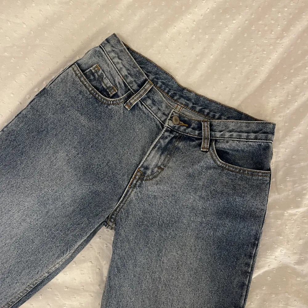 Säljer dessa fina jeans från Brandy Melville. I nyskick och aldrig använda då dom är förstora för mig. De är low waisted flare jeans (bootcut) och långa i benen.. Jeans & Byxor.