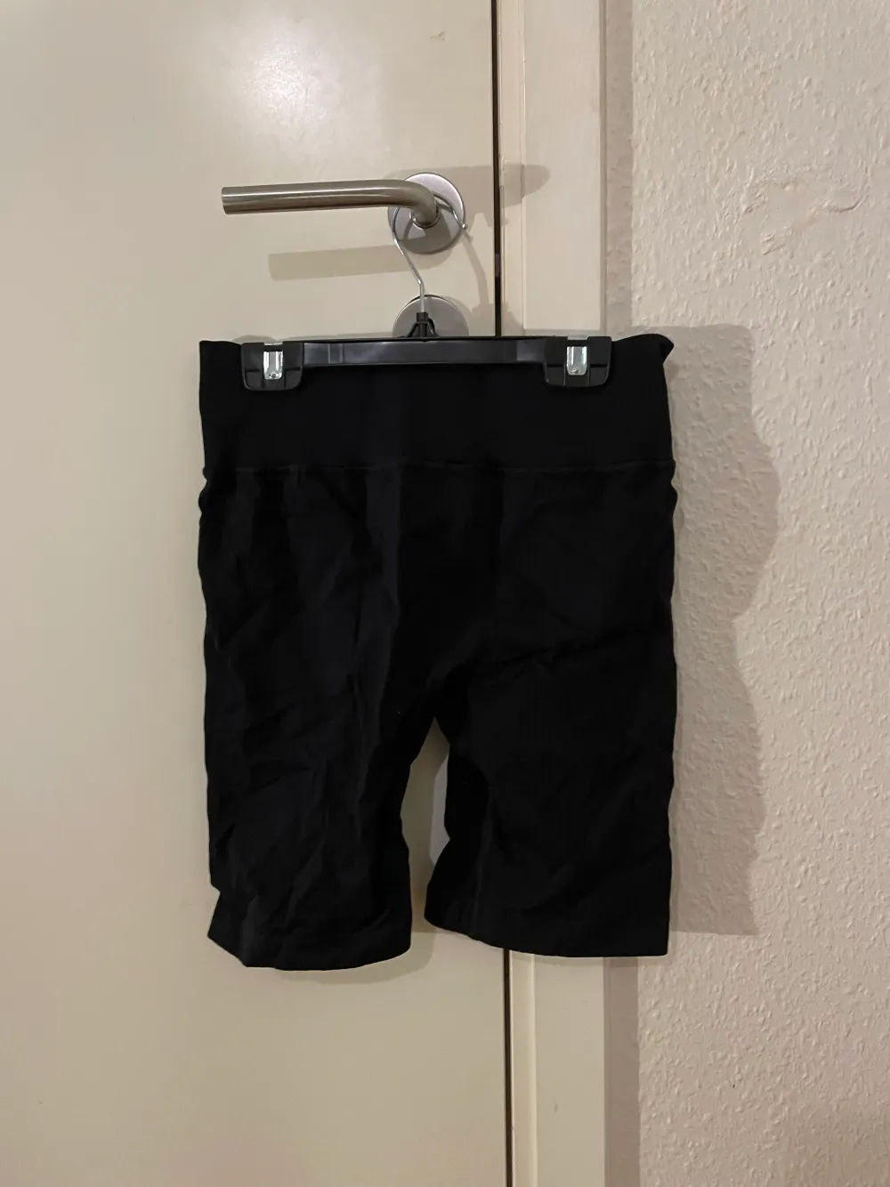 Ribbed Define Seamless Biker Shorts Black. Använda runt 2 gånger för gillar inte att ha svarta byxor till gymmet. Köpte från icaniwills hemsida för 549kr. Första bilden är samma shorts men i annan färg. Shorts.