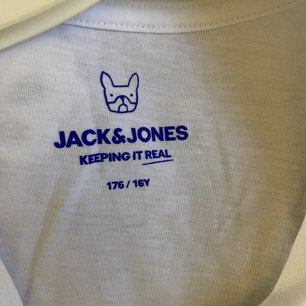 Jack&jones T-shirt köpt på barn avdelningen, storlek 176 men sitter som en M i dam. Lång, min killkompis som e 193 testade den o den passar bra i längden.. T-shirts.