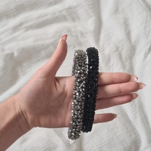 Diadem - Två diadem med gliiter stenar på,säljer båda men man kan också köpa en,en för 70kr två för 120kr,man får gärna förslå priser❤