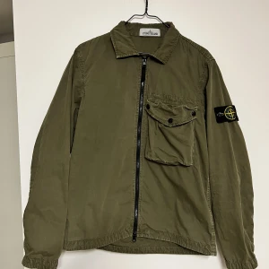 Stone island overshirt  - Tjenare! Säljer min Stone island overshirt storlek S, pga blivit för liten. Skick 7/10. Obs en liten fläck längst ned på ryggen. Nypris 3099kr köpt på NK i Stockholm. 
