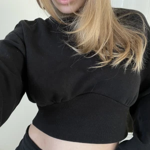 Svart tjocktröja - Svart croppad tjocktröja. Endast provad men aldrig använd och superskön i materialet!🖤🥂