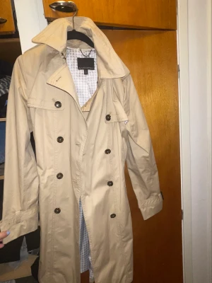 Beige trench coat  - Jättefin kappa från Banana Republic, köpt från zalando för 1500 SEK, storlek 36. 
