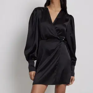 Helt ny klänning! Endast provad men insett att jag tyvärr inte kommer få användning av den. Köpt för 499 kr på NAKD.🖤
