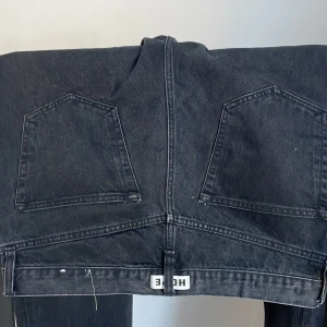 Hope jeans strl 34 - Köpte de i maj 2022 i Hope butiken vid Norrmalmstorg men använda 5-6 gånger  då jag råkade köpa fel modell och de inte passar mig. Byxorna ser helt nya ut och är i storlek 34. Sicks ett pm om du har frågor osv!