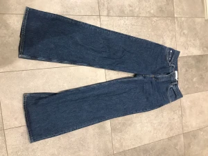 Jeans Nyskick - Storlek: 29/32  Nypris: 799kr   Använda 1ggr. Märke: & Other Stories