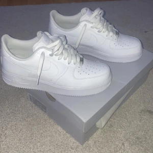 Nike air force 1 - Säljer ett par nya Nike air force 1s passade inte riktigt mig så vill sälja dem precis kan diskuteras 