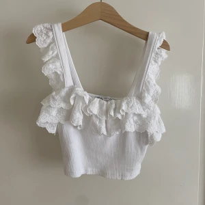 Volangtopp - Jättefin topp/linne/blus med volanger, använd bara några få gånger men har inga tecken på användning😊