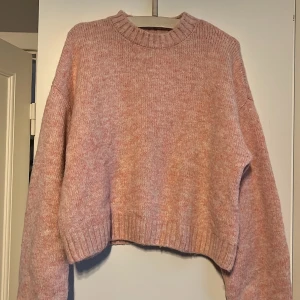 Rosa stickad tröja från Bikbok - Super fin rosa stickad tröja från Bikbok i storlek M. 💕