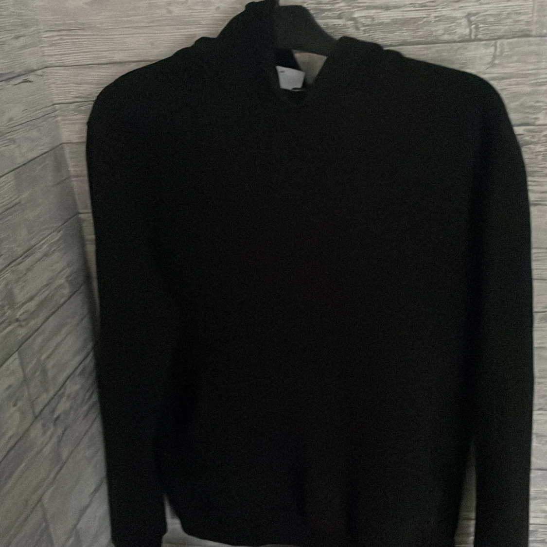 svart hoodie me tryck - 90