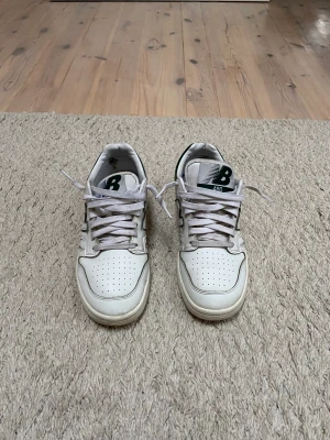 New balance skor  - Säljer nu dessa sköna och stilrena New Balance skor. Skorna är i bra skick och har inga synliga defekter. Skorna är köpta för 1200 och defenitivt värda priset. Hör av er för fler bilder eller andra funderingar.