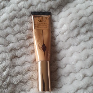 Charlotte tilbury foundation - Charlotte tilbury beautiful skin foundation i 7W, använd 2 gånger