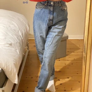 LÅNGA asos jeans - Jeans köpta på asos tall, tror de är 36” inseam, alltså 91cm innersöm, jag är 175. pösiga och sitter så snyggt. högmidjade och storlek w25 eller 34/S