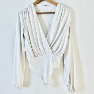 Topp - Fin topp från Nelly! Med ballong-armar.  Storlek S 