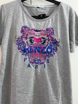 Kenzo T-shirt  - Kenzo kopia  Helt ny oanvänd  Passar storlek S 