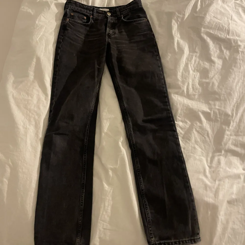 Superfina mid rise jeans från zara! Har varit slutaålda under flera månader💕 Strl 36. Jeans & Byxor.