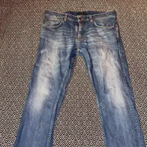 Säljer dessa fina,  Nudie jeans Grim Tim Pale Shelter.  Lite använda men i fint skick, för små för mig. I Storlek W36 L30 