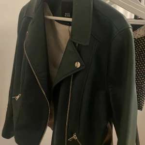 Grön skinnjacka från River Island - Ääälskar denna jacka men kommer tyvärr inte till användning, så tänkte kolla vad den är värd och vad folk vill betala för den! Säljer inte för under 400 kr. Om flera är intresserade blir det budgivning. Skriv för fler bilder eller info!