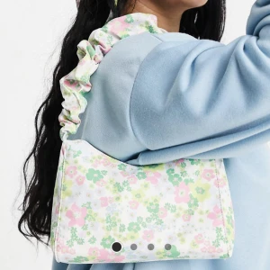 Axelremsväska  - Supergullig väska med blommor på från Asos som jag köpte i somras för 199kr. Använd vid några få tillfällen och är så gott som ny.💗