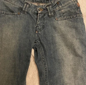 Nikitadenim Low waist jeans - As snygga jeans från Nikitadenim i modellen straight och Low waist! Inga defekter och i nyskick! Står nikita på sidan av benet (bild 2) Skriv privat eller buda vid intresse! betalning via Swish och postbevis medföljer 