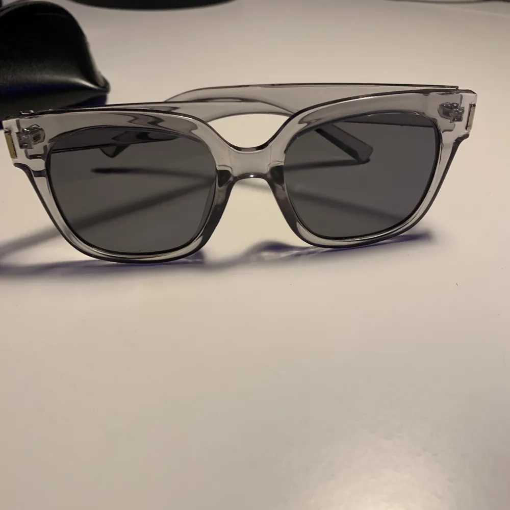 Säljer ett par solglasögon som jag köpt på Shein💕 De är väldigt lika chimi solglasögon💘 Har aldrig använt de💓Fodral och glasduk medföljer💞. Accessoarer.
