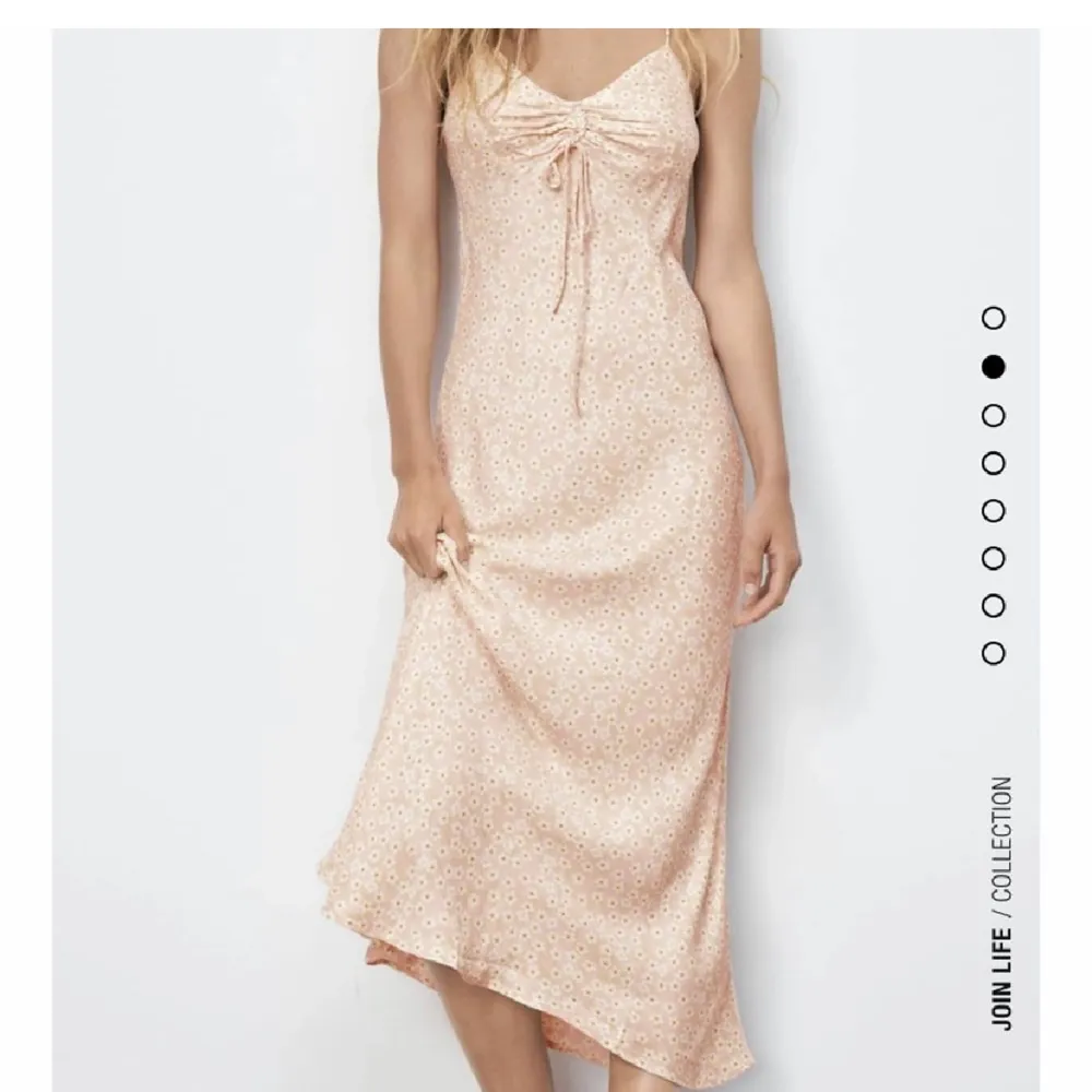Helt oanvänd klänning från Zara 💗 storlek M!! Klänningen är i siden material 🥰. Klänningar.