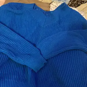 Fin blå stickat tröja som e V ringad , storlek L från new york 