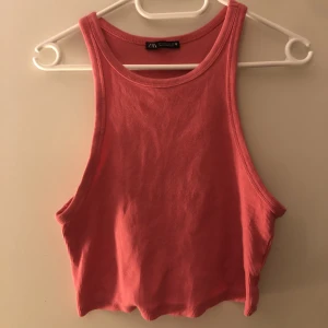 Rosa tanktop från Zara - Rosa tanktop från Zara i storlek L. Använd men väldigt lite. Nytt skick. Skriv om ni har frågor eller vill ha fler bilder💕 köparen betalar för frakten ❤️‍🩹