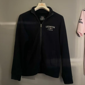 Lexington Zip - Säljer min Lexington zip som är storlek M och är i bra skick. Inga defekter och säljs för 150kr plus frakt! 