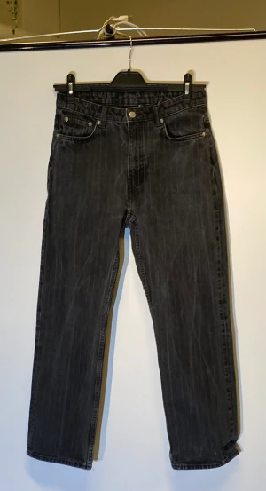 Kritvitsrandiga svarta byxor - Från Weekday i 30W. I bra shick men lite streckmärken från att det tvättats. Skriv för frågor!