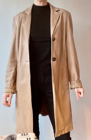 Skinnkavaj i underbart mjukt skinn  - Kanonfin lång skinnkavaj. Helt i nyskick. Inköpspris 4990 kr. Marco Polo