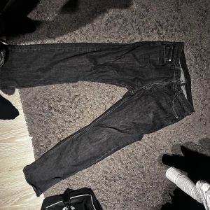 Weekday space 31:32 - Säljer mina hyfsat nya och fräscha Weekday space jeans i storlek 31/32 pga att jag inte använder dem