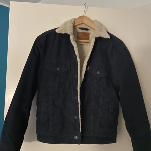 Levis sherpajacka  - Perfekt skick då den alltid varit lite liten på mig så har användt den väldigt lite:)