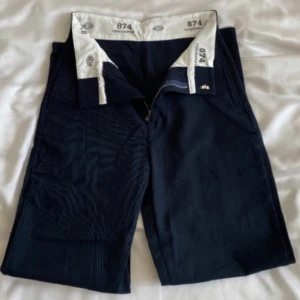 874 - säljer två par 874 pants i storlek s från yesstyle. en svart och mörkblå. säljer båda för 400kr, annars 250kr för en byxa