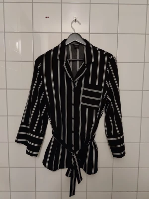Skjorta  - Randig skjorta från Monki. Jag brukar ha s-m, skjortan sitter löst men inte oversize på mig