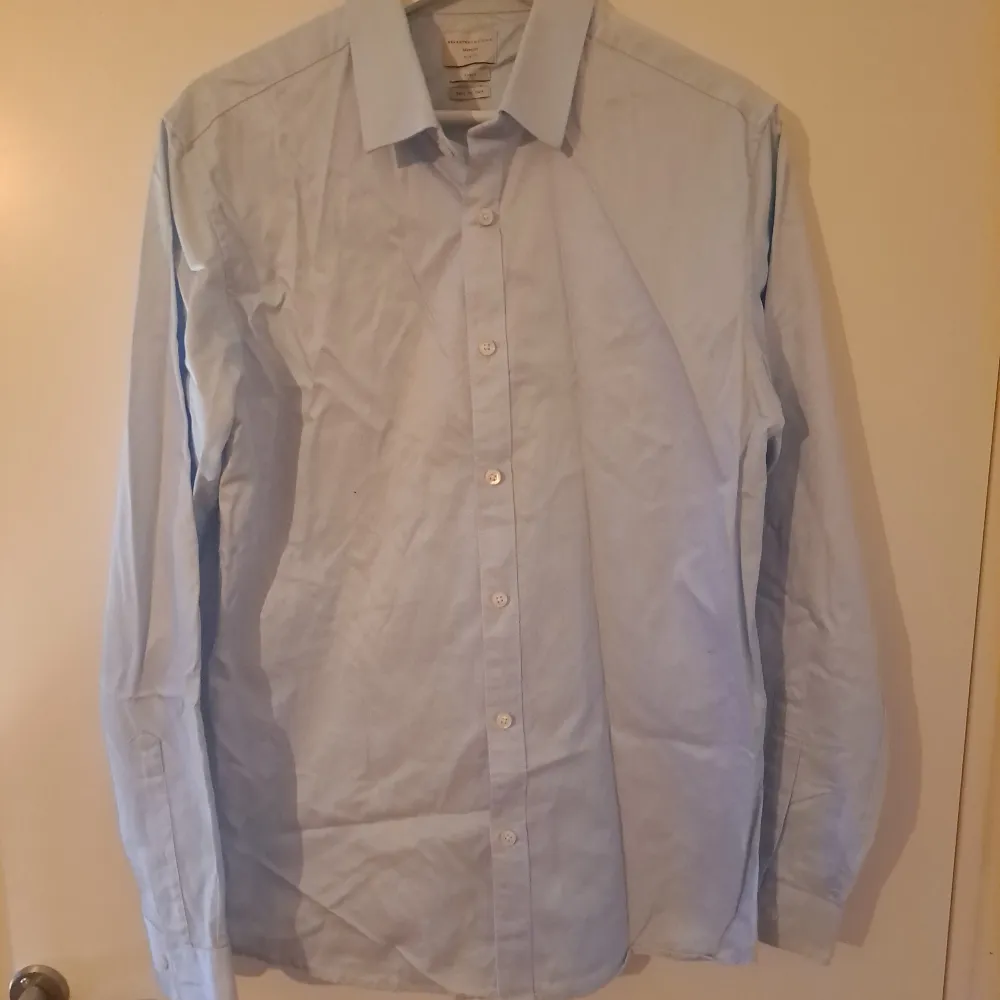 Ljusblå kostymskjorta från Selected/homme. Easy iron, slimfit stl L/42 Använd 1 gång . Skjortor.