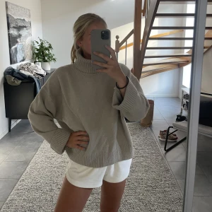 Polotröja - ysig polotröja från HM i storlek S, säljer för jag har 2 av den. Väldigt bra skick