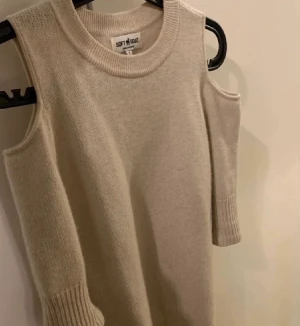 Soft goat tröja med cut out  - Sååå fin unik soft goat tröja med cut outs. Storlek s. 