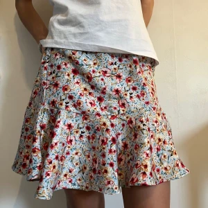 Kjol - Fin blommig kjol oanvänd så inga defekter på plagget!