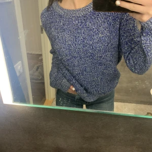 Blå skickad tröja - Instickad vit/blå tröja från HM, nyskick och knappt använd💙 Storlek S