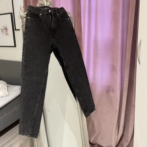 Zara jeans  - Svarta mom jeans från zara, aldrig använda alltså fint skick🌸
