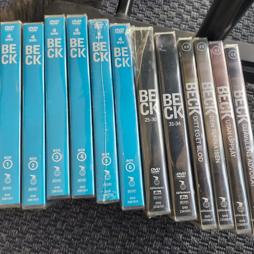 8 dvd boxar och 4 lösa beck filmer alla är helt nya och inplastade upp till film 38. . Övrigt.